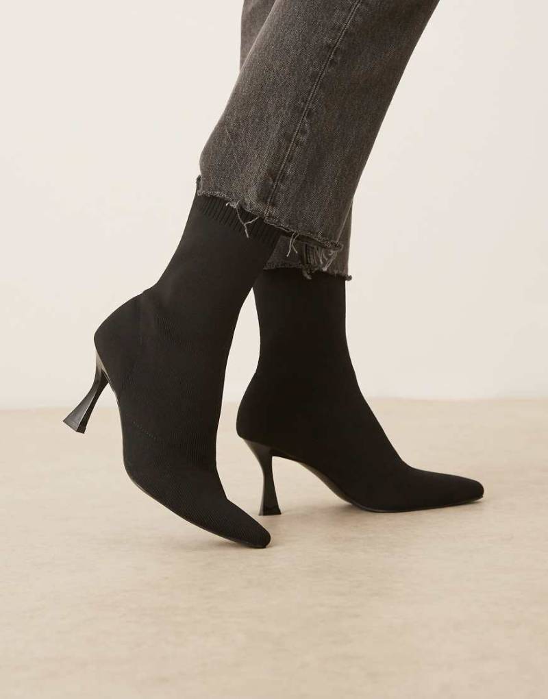 ASOS DESIGN - Reagan - Eng anliegende Stiefel mit schwarzem Strick und runder Zehenpartie von ASOS DESIGN