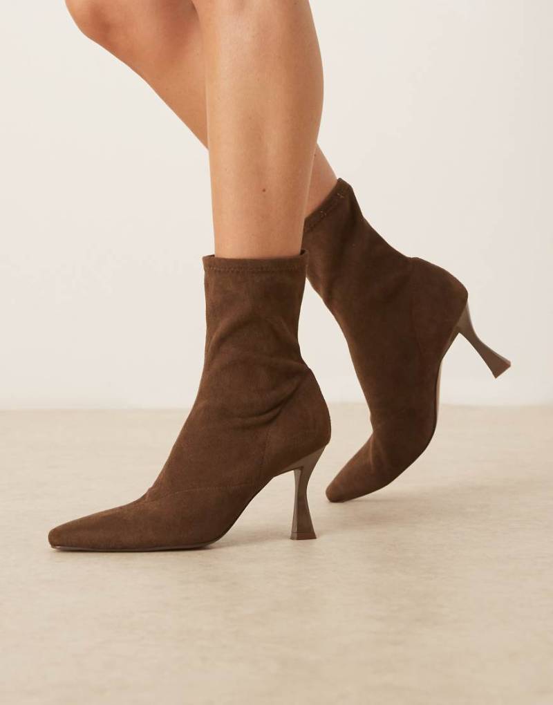 ASOS DESIGN - Reagan - Eng anliegende Stiefeletten aus Wildlederimitat in Schokobraun mit runder Zehenpartie-Brown von ASOS DESIGN
