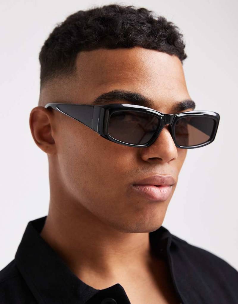 ASOS DESIGN - Rechteckige Sonnenbrille mit schwarzem Gestell und braunen Gläsern von ASOS DESIGN