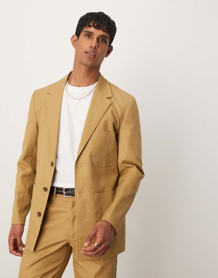 ASOS DESIGN - Regulär geschnittene Twill-Anzugjacke aus Baumwoll-Leinenmix in Kamelbraun-Neutral von ASOS DESIGN