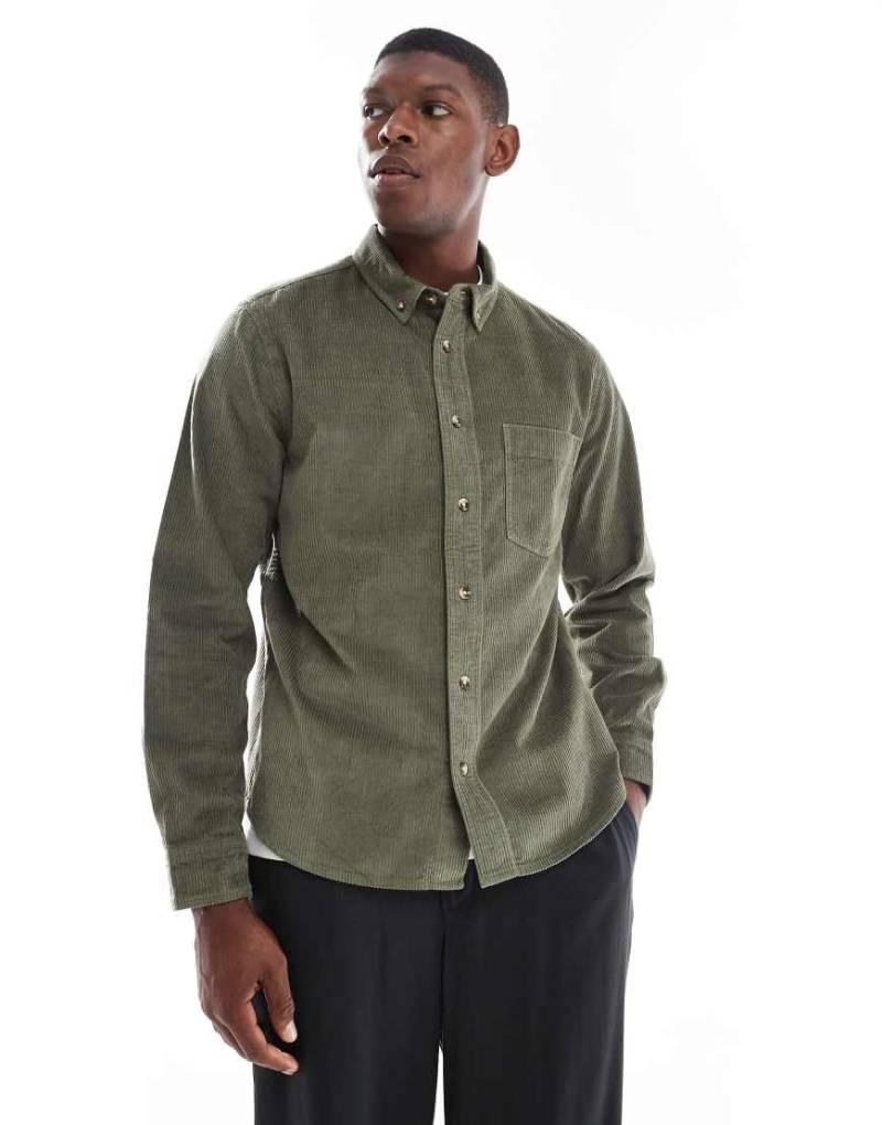 ASOS DESIGN - Regulär geschnittenes Cordhemd in Dunkelgrün von ASOS DESIGN
