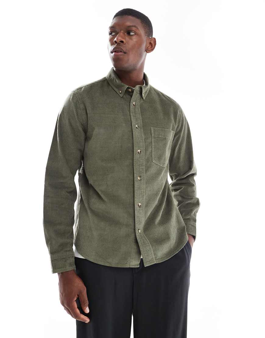 ASOS DESIGN - Regulär geschnittenes Cordhemd in Dunkelgrün ASOS DESIGN - Regulär geschnittenes Cordhemd in Dunkelgrün von ASOS DESIGN