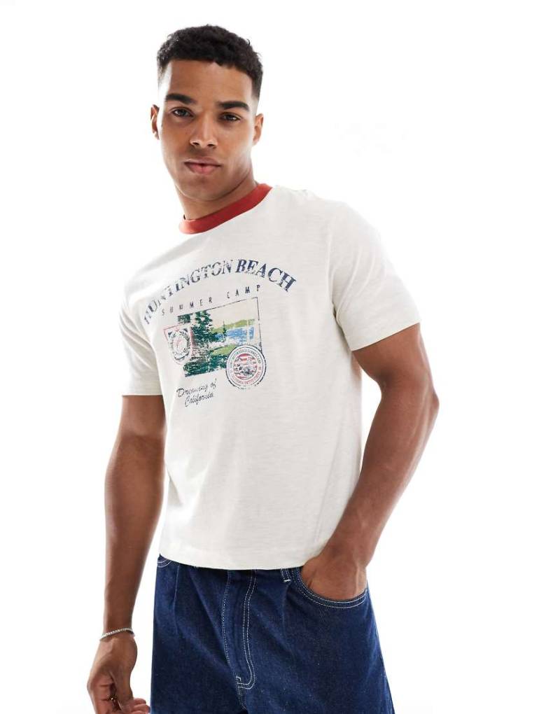 ASOS DESIGN - Regulär geschnittenes Cropped-T-Shirt in Hellbeige meliert mit Print auf der Brust-Neutral von ASOS DESIGN