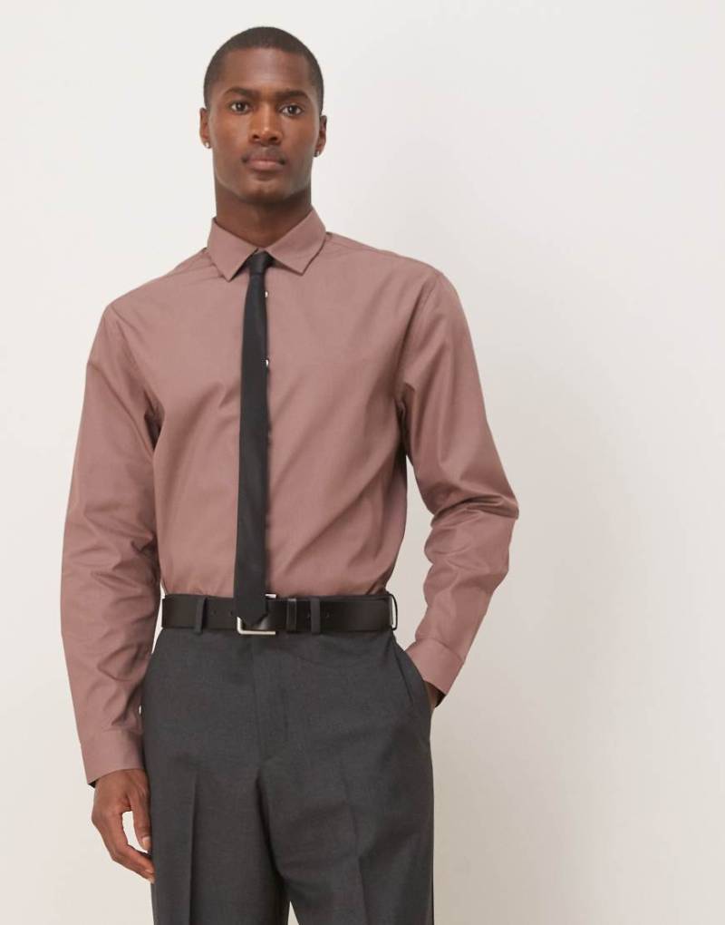 ASOS DESIGN - Regulär geschnittenes Hemd aus bügelleichtem Popeline in Staubrosa von ASOS DESIGN
