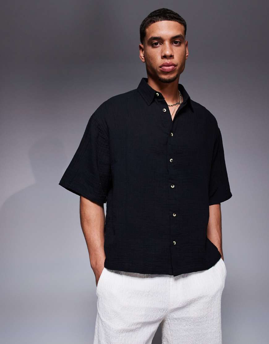 ASOS DESIGN - Regulär geschnittenes Hemd aus strukturiertem, grob gewebtem Stoff in Schwarz ASOS DESIGN - Regulär geschnittenes Hemd aus strukturiertem, grob gewebtem Stoff in Schwarz von ASOS DESIGN