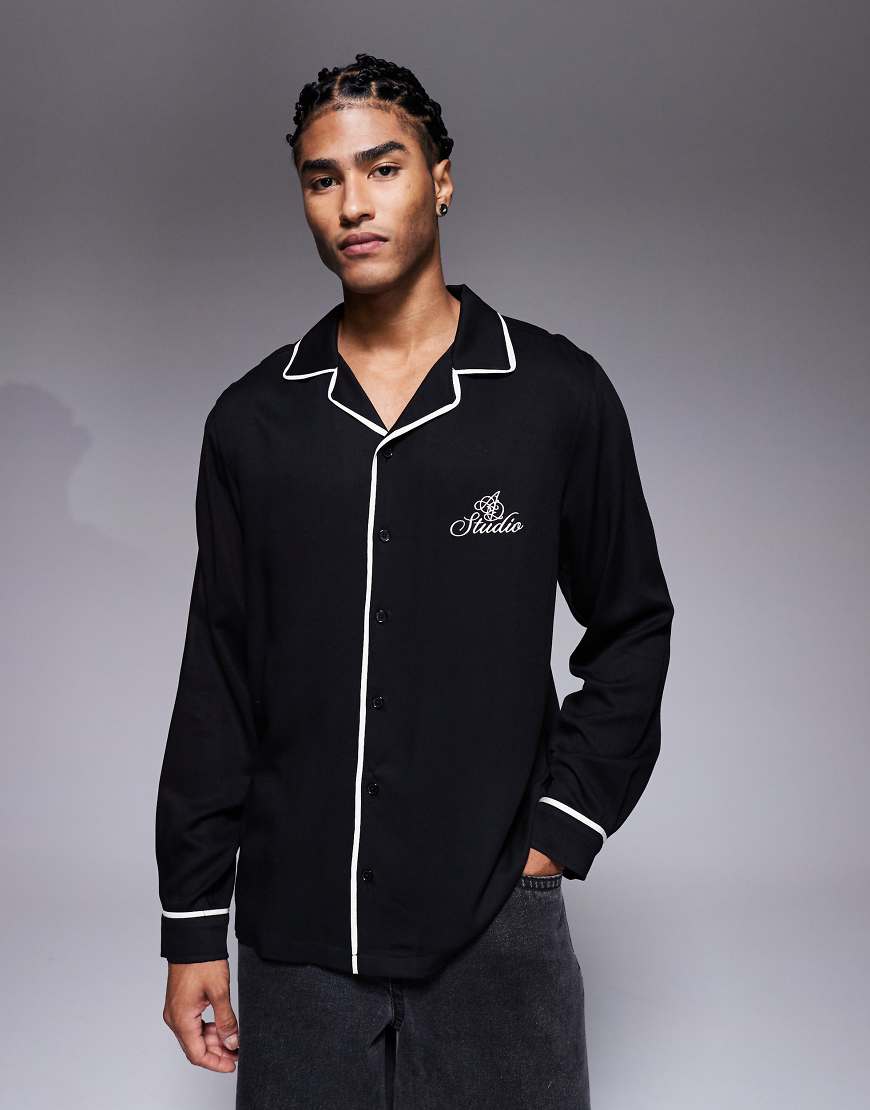 ASOS DESIGN - Regulär geschnittenes Hemd in Schwarz mit Paspelierung, Reverskragen und Stickerei auf der Brust von ASOS DESIGN