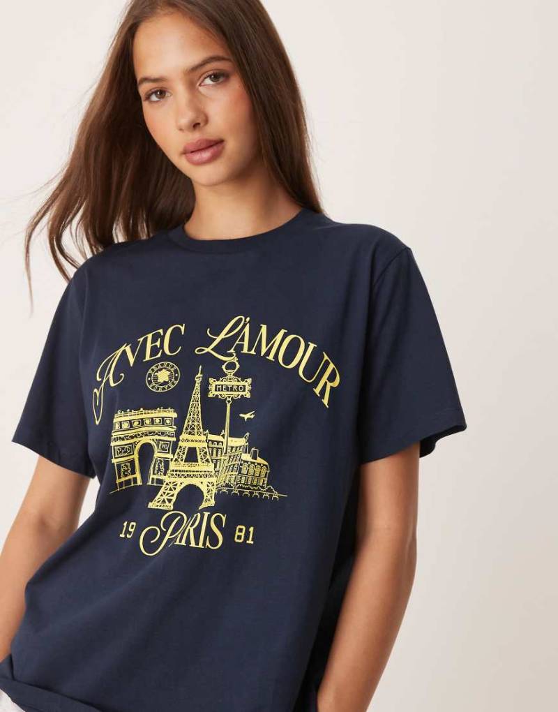 ASOS DESIGN - Regulär geschnittenes T-Shirt in Marineblau mit „L'amour Paris"-Grafik von ASOS DESIGN