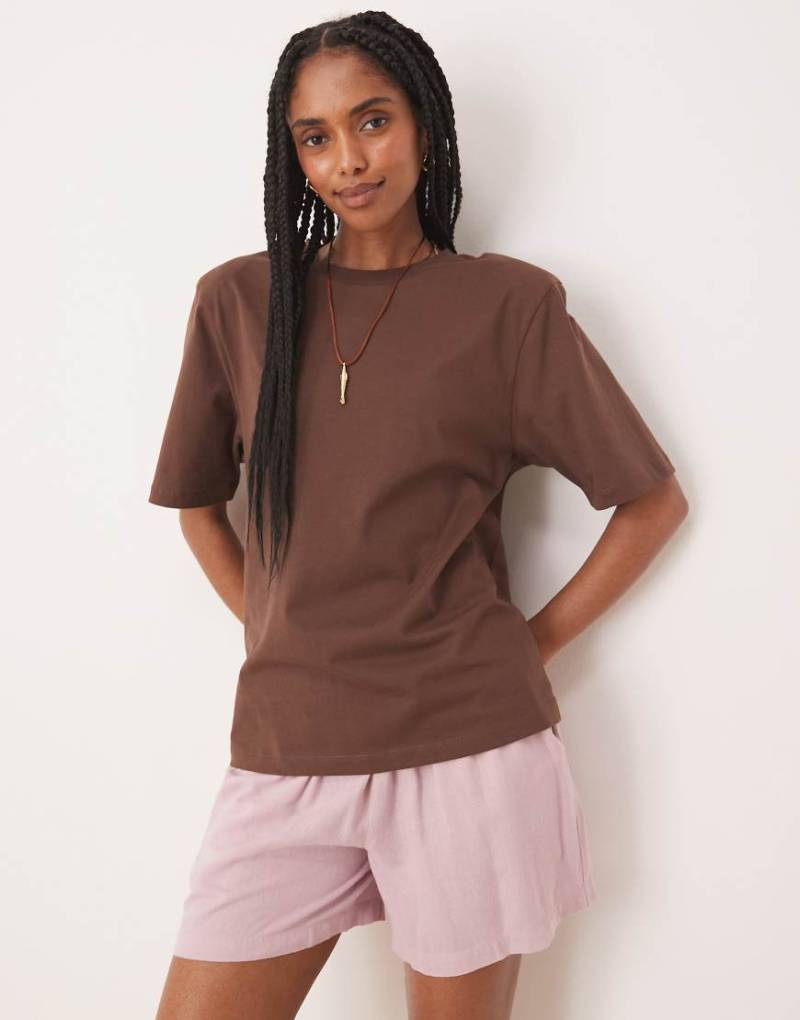 ASOS DESIGN - Regulär geschnittenes T-Shirt in Schokobraun mit Schulterpolstern von ASOS DESIGN