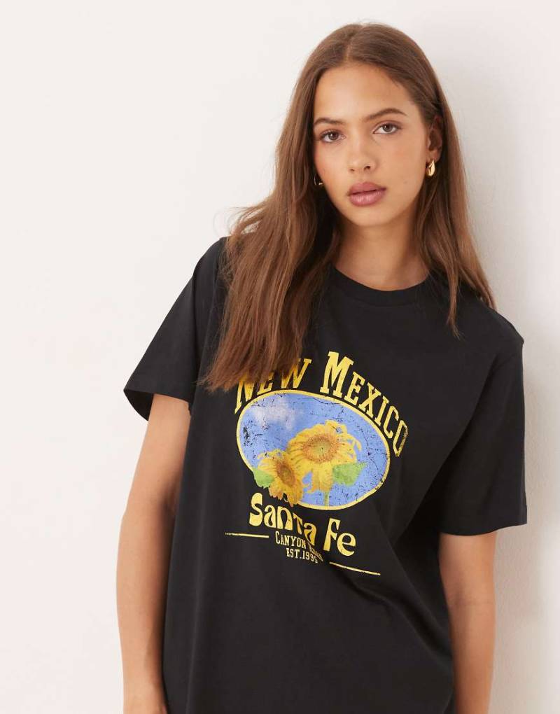 ASOS DESIGN - Regulär geschnittenes T-Shirt in Schwarz mit „New Mexico"-Slogan und Sonnenblumen-Print von ASOS DESIGN