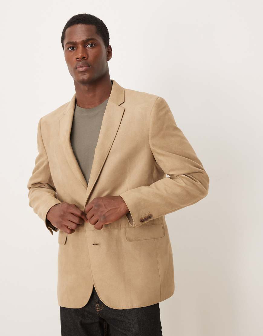 ASOS DESIGN - Regular-Fit-Blazer aus Wildlederimitat in Kamelbraun-Neutral von ASOS DESIGN