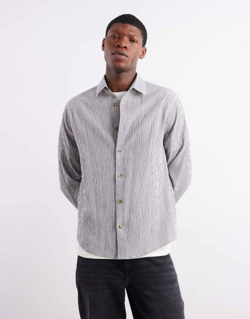 ASOS DESIGN - Regular-Fit-Hemd aus Seersucker in Grau mit Streifen von ASOS DESIGN