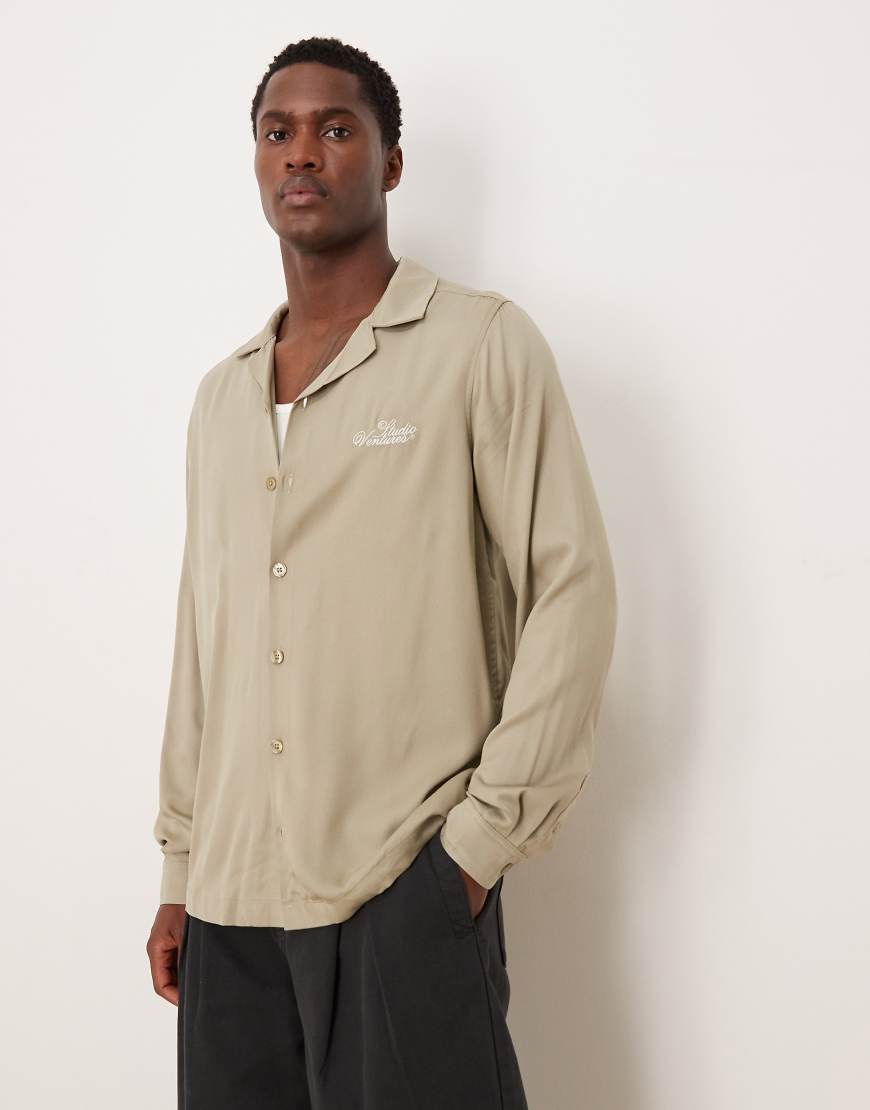 ASOS DESIGN - Regular-Fit-Hemd in Stein mit Reverskragen und Brust-Stickerei, Kombiteil-Brown von ASOS DESIGN