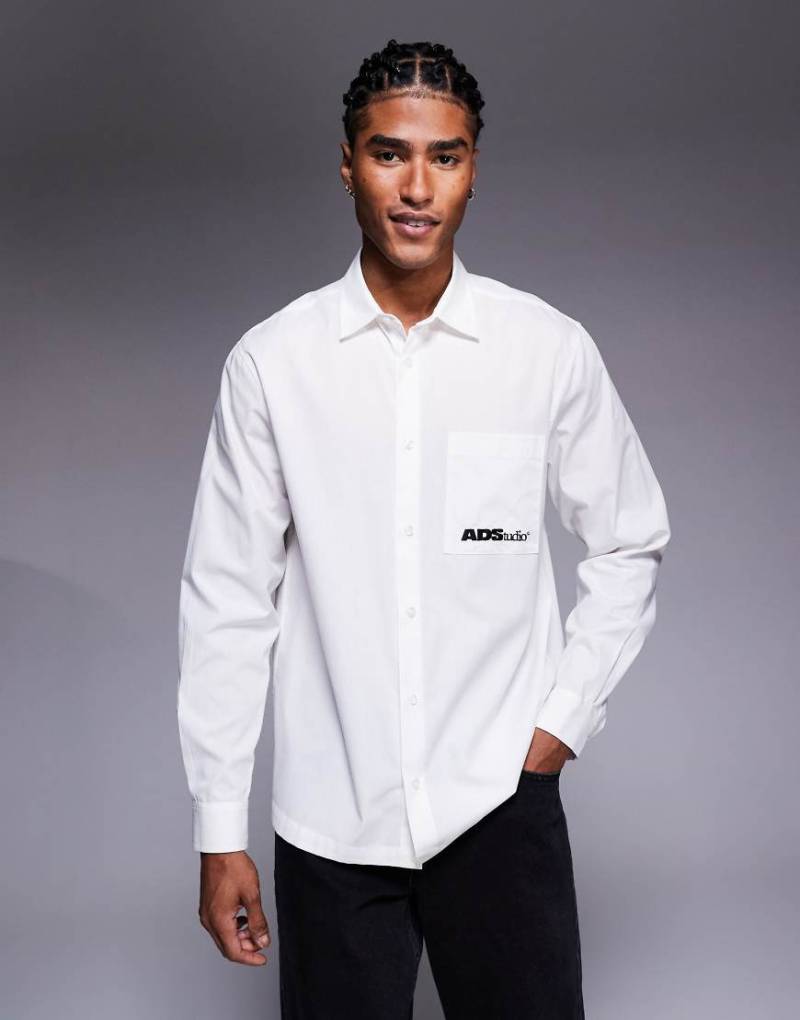 ASOS DESIGN - Regular-Fit-Hemd in Weiß mit Stickerei von ASOS DESIGN
