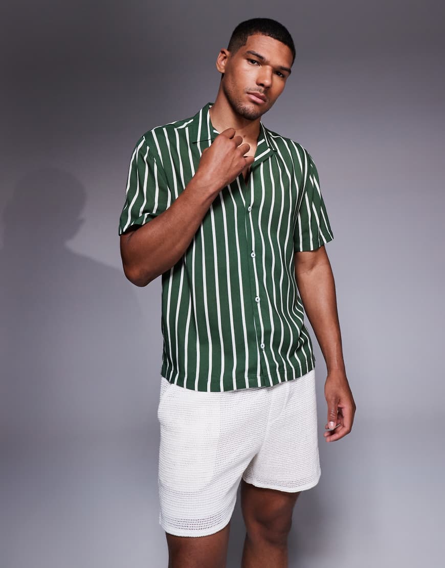 ASOS DESIGN - Regular-Fit-Hemd in gestreiftem Grün mit Reverskragen von ASOS DESIGN