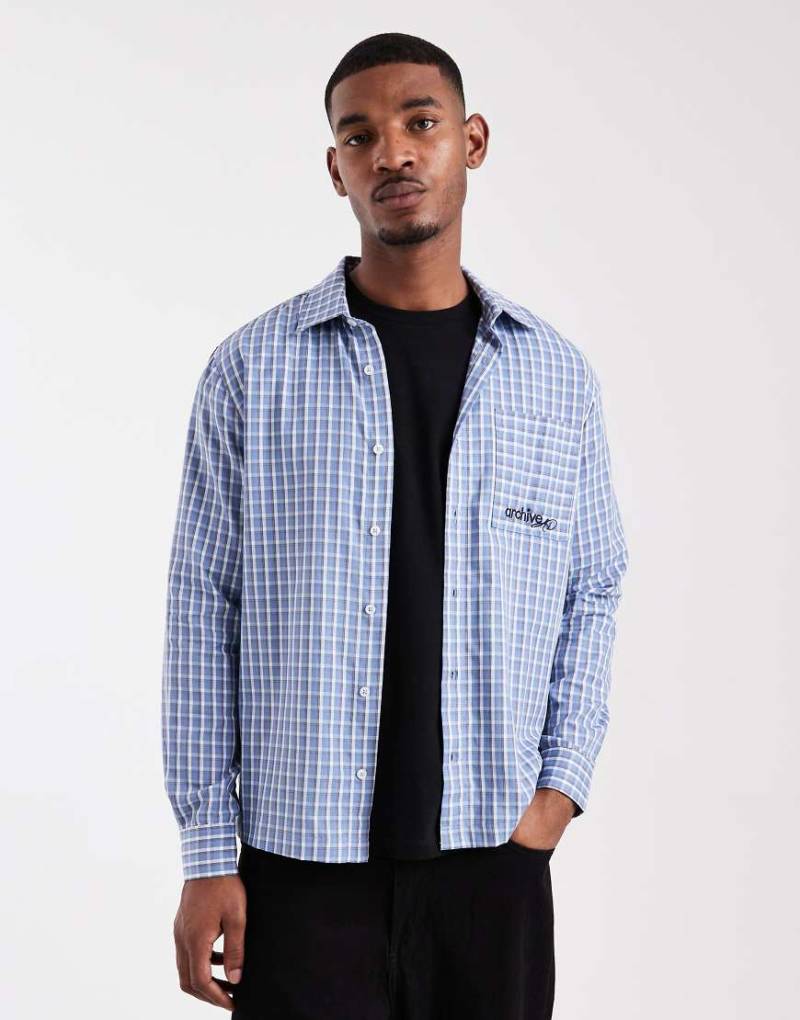 ASOS DESIGN - Regular-Fit-Hemd in kariertem Blau mit Stickerei auf der Brust ASOS DESIGN - Regular-Fit-Hemd in kariertem Blau mit Stickerei auf der Brust von ASOS DESIGN