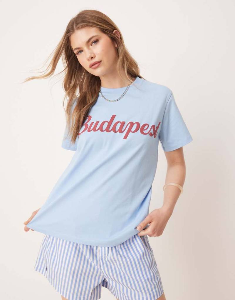 ASOS DESIGN - Regular-Fit-T-Shirt in Blau mit „Budapest"-Print von ASOS DESIGN