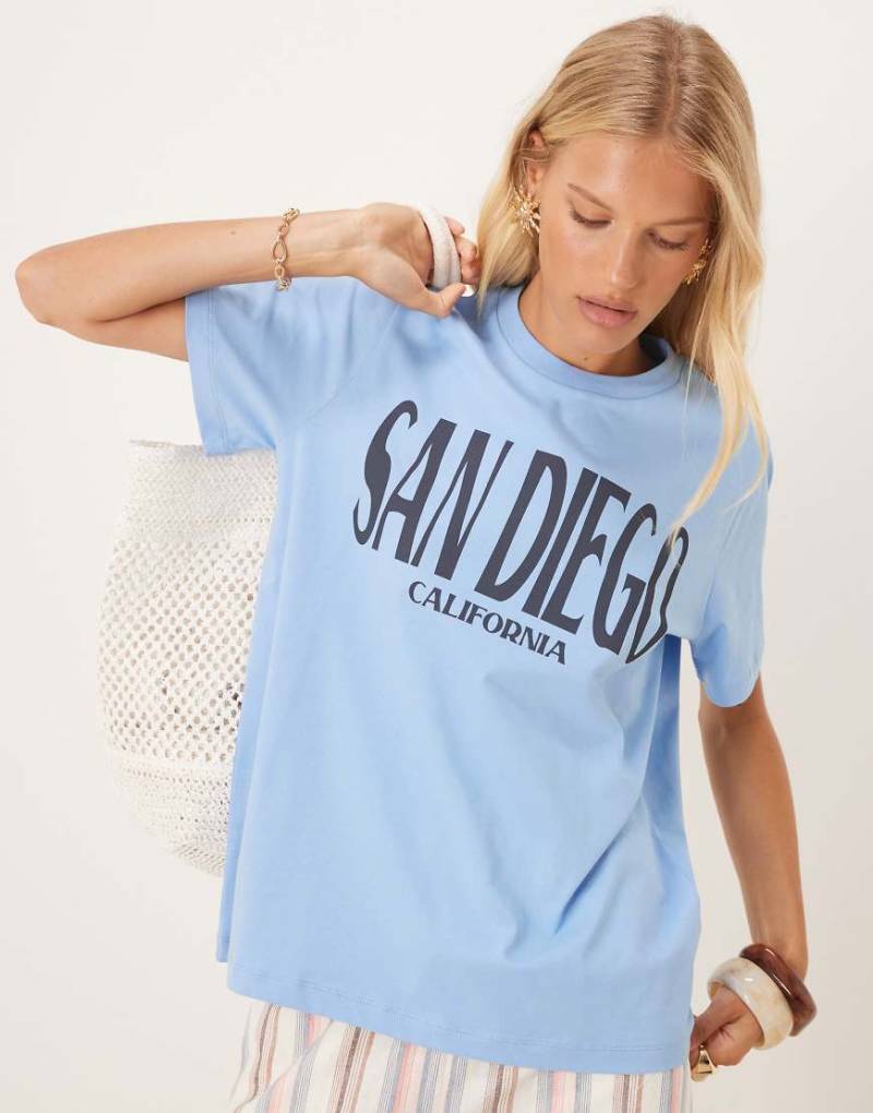 ASOS DESIGN - Regular Fit T-Shirt in Blau mit San-Diego-Grafik von ASOS DESIGN