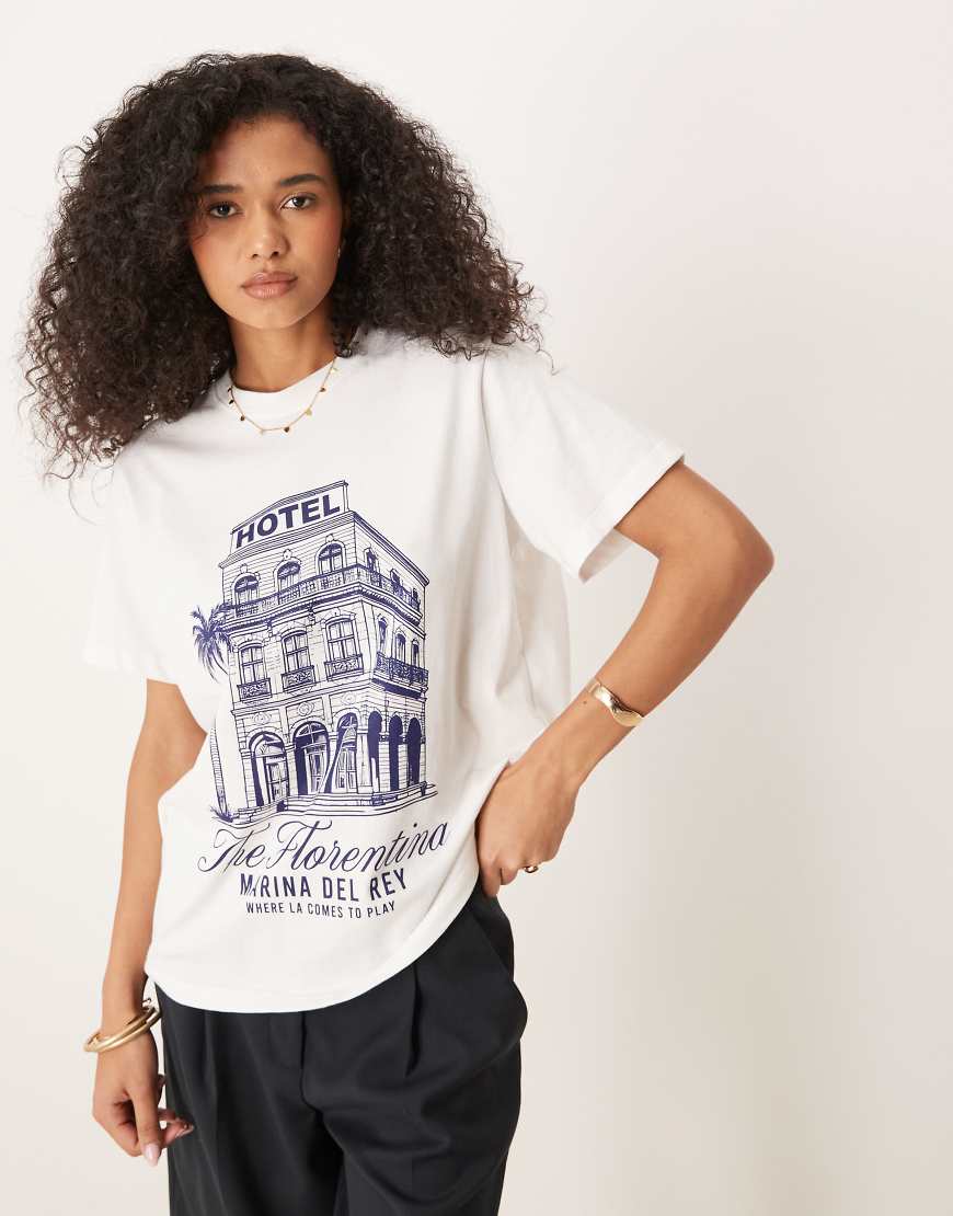 ASOS DESIGN - Regular-Fit-T-Shirt in Cremeweiß mit „Florentina"-Print ASOS DESIGN - Regular-Fit-T-Shirt in Cremeweiß mit „Florentina"-Print von ASOS DESIGN