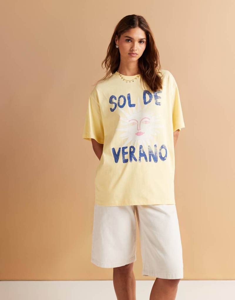 ASOS DESIGN - Regular-Fit-T-Shirt in Gelb mit „Sol de Verano"-Print von ASOS DESIGN