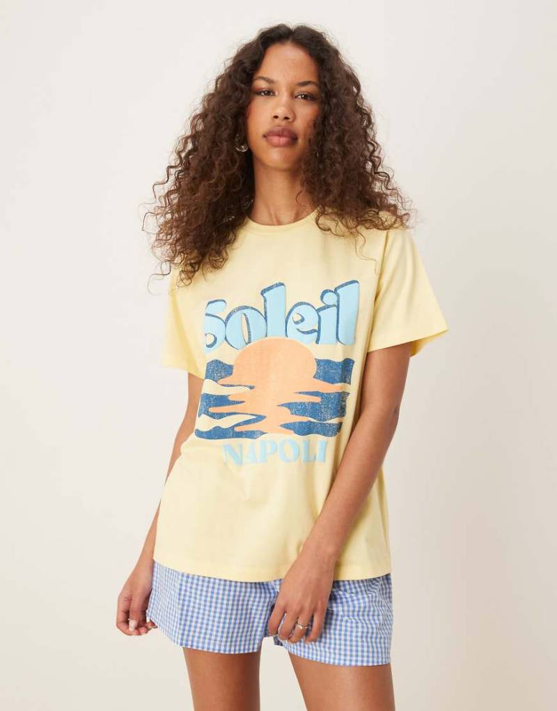 ASOS DESIGN - Regular Fit T-Shirt in Gelb mit „Soleil"-Sonnen-Print von ASOS DESIGN