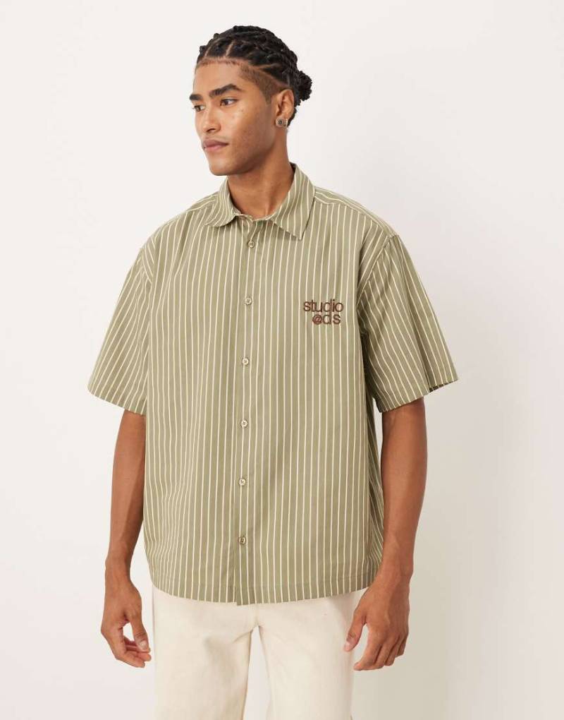 ASOS DESIGN - Regular-Fit-T-Shirt in Khaki gestreift mit Stickerei auf der Brust-Grün von ASOS DESIGN
