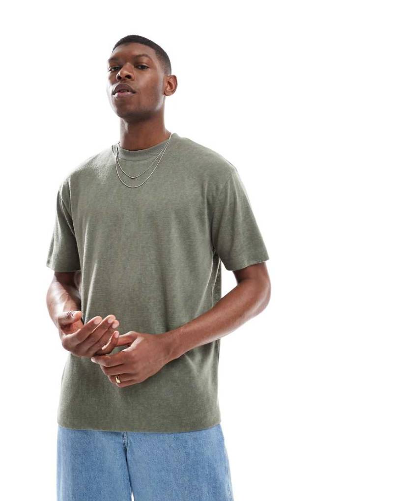 ASOS DESIGN - Relaxed Fit T-Shirt aus Leinenimitat in staubigem Olivgrün von ASOS DESIGN