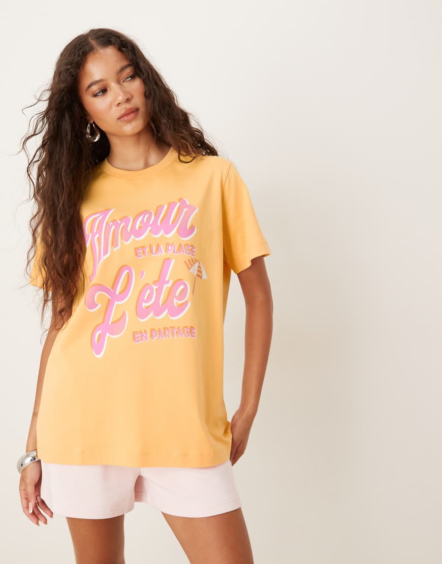 ASOS DESIGN - Regular Fit T-Shirt in Orange mit „Amour L'été"-Grafik ASOS DESIGN - Regular Fit T-Shirt in Orange mit „Amour L'été"-Grafik von ASOS DESIGN