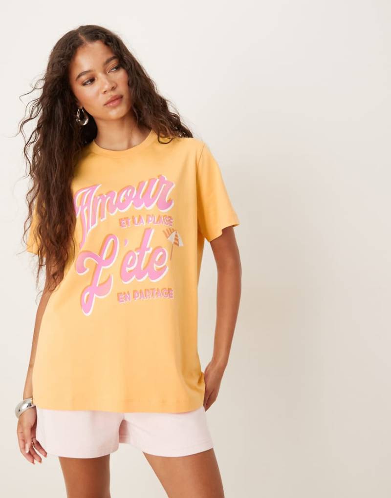 ASOS DESIGN - Regular Fit T-Shirt in Orange mit „Amour L'été"-Grafik von ASOS DESIGN