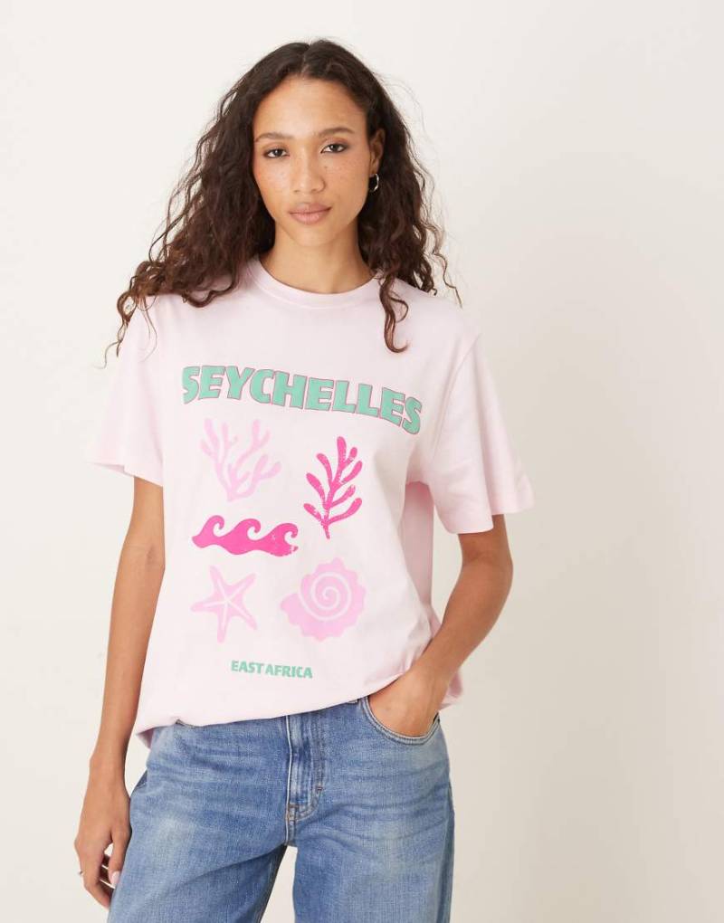ASOS DESIGN - Regular-Fit-T-Shirt in Rosa mit gesticktem „Seychelles"-Muschelmotiv von ASOS DESIGN