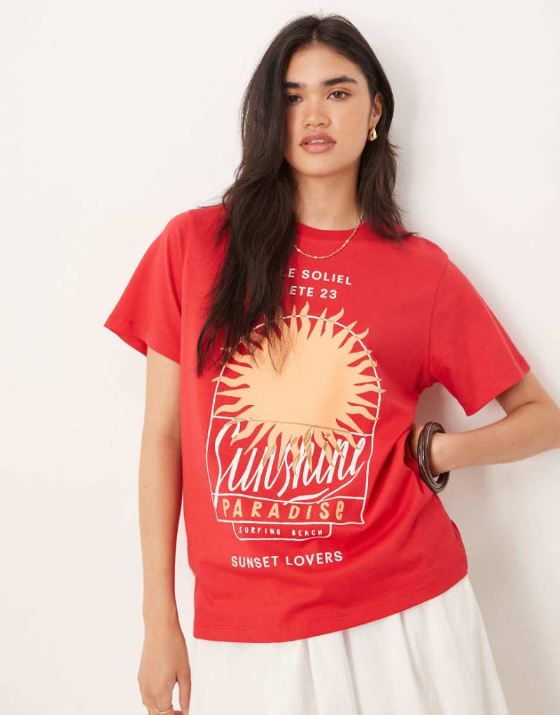 ASOS DESIGN - Regular Fit T-Shirt in Rot mit „Sunshine Paradise"-Print von ASOS DESIGN
