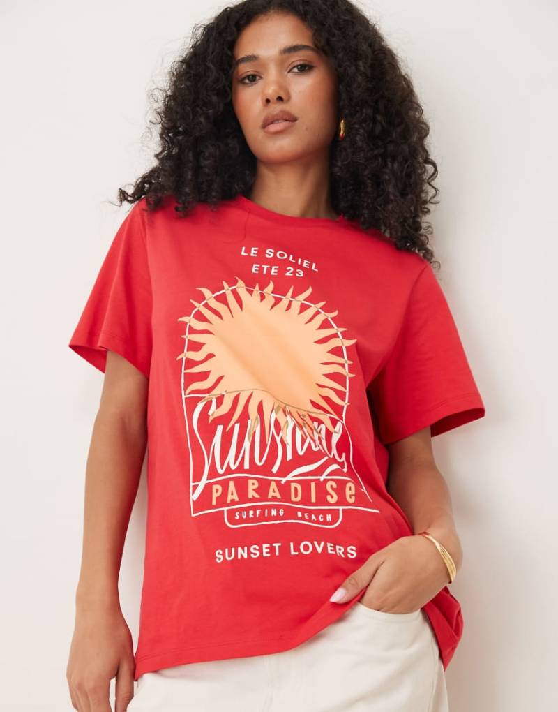 ASOS DESIGN - Regular Fit T-Shirt in Rot mit „Sunshine Paradise"-Print von ASOS DESIGN