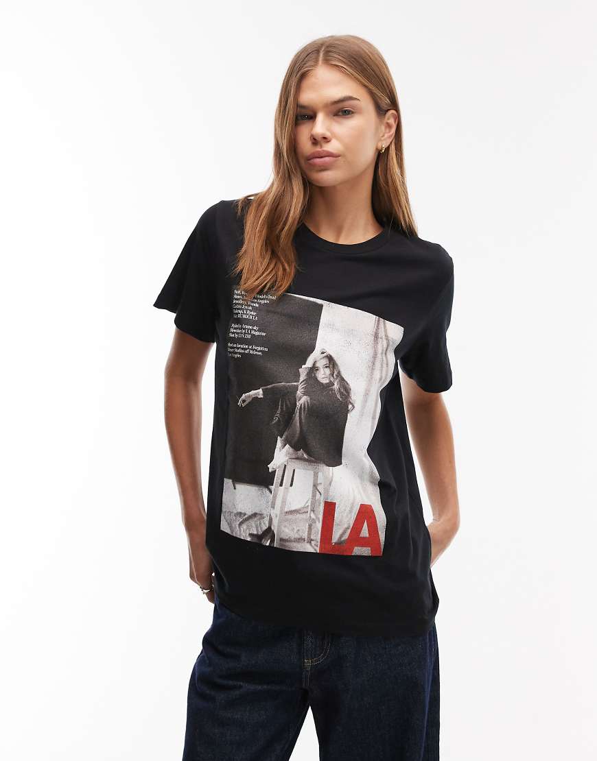 ASOS DESIGN - Regular-Fit-T-Shirt in Schwarz mit „LA"-Magazin-Print-Weiß von ASOS DESIGN