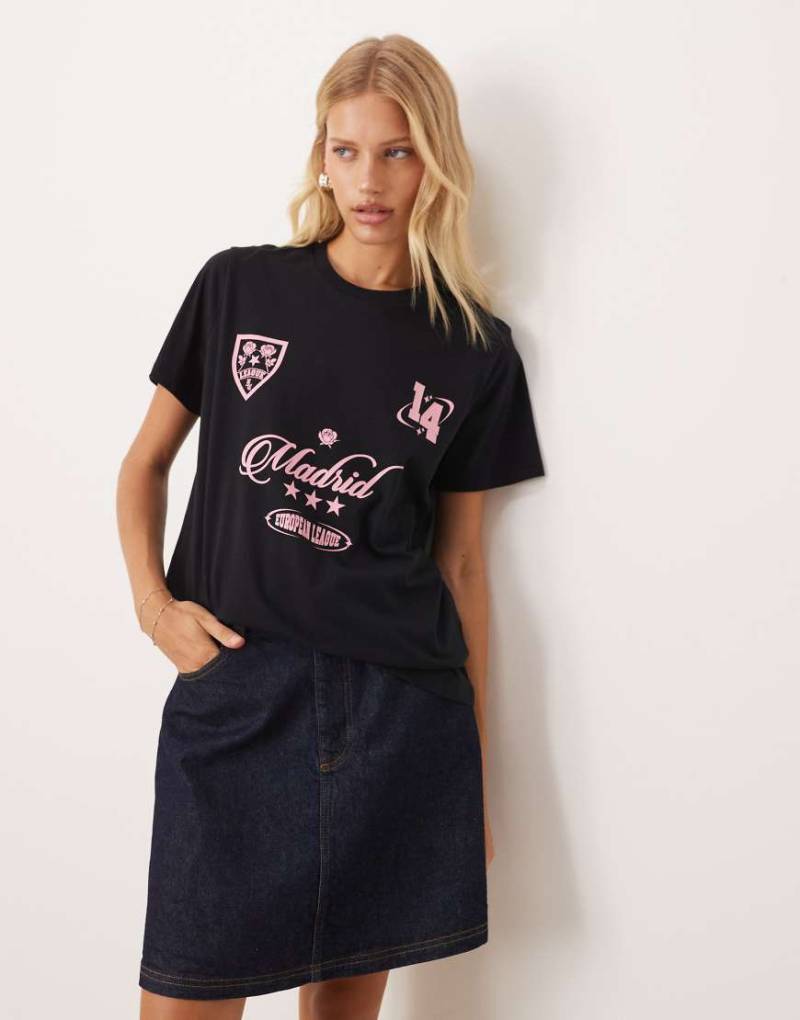 ASOS DESIGN - Regular-Fit-T-Shirt in Schwarz mit „Madrid"-Print im Fußball-Stil von ASOS DESIGN