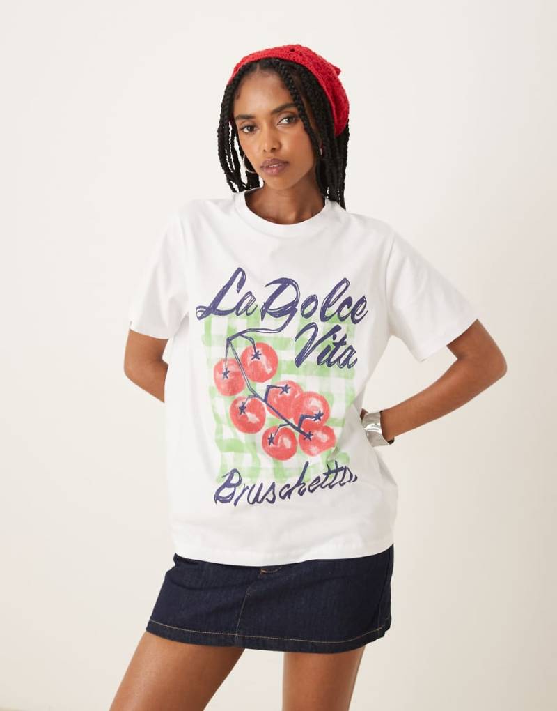 ASOS DESIGN - Regular-Fit-T-Shirt in Weiß mit „La Dolce"-Tomaten-Print von ASOS DESIGN