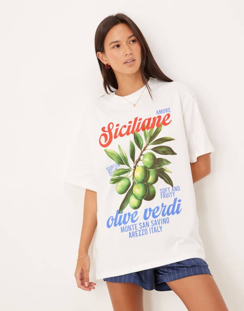 ASOS DESIGN - Regular Fit T-Shirt in Weiß mit „Olive Verdi"-Grafik von ASOS DESIGN