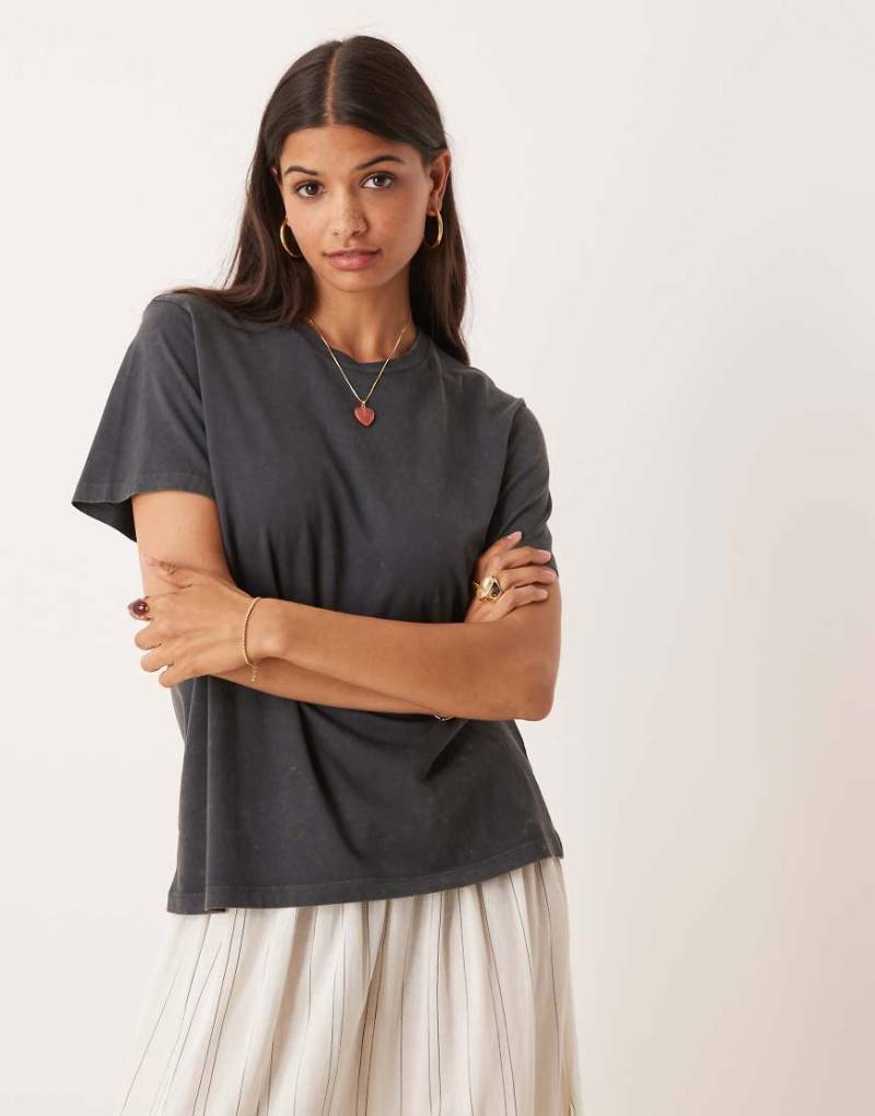 ASOS DESIGN - Regular-Fit-T-Shirt in gewaschenem Anthrazit-Grau von ASOS DESIGN