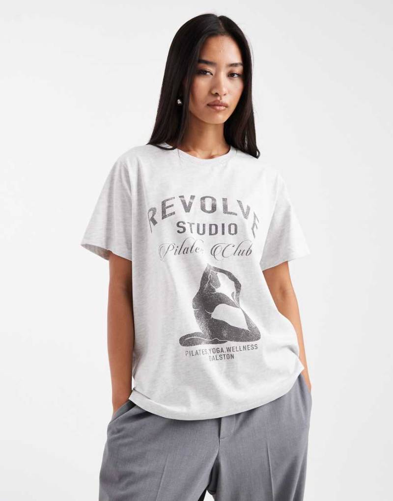 ASOS DESIGN - Regular-Fit-T-Shirt in meliertem Eisgrau mit Pilates-Studio-Print von ASOS DESIGN