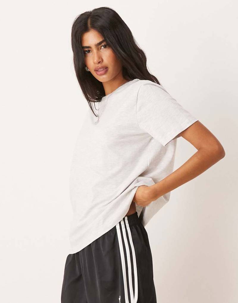 ASOS DESIGN - Regular-Fit-T-Shirt in meliertem Eisgrau von ASOS DESIGN