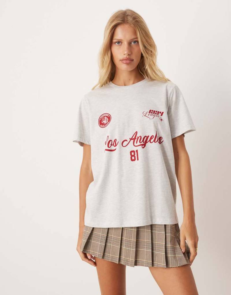 ASOS DESIGN - Regular-Fit-T-Shirt in meliertem Eisweiß mit „Los Angeles"-Print im Fußball-Stil-Grau von ASOS DESIGN