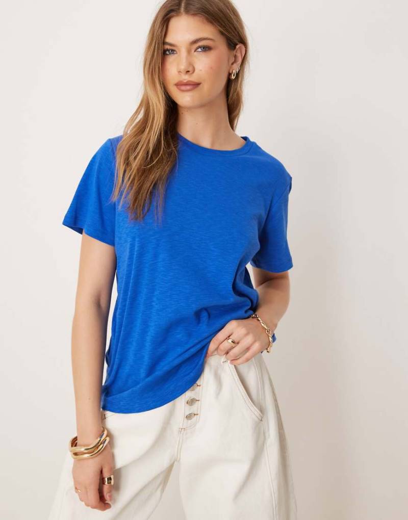 ASOS DESIGN - Regular-Fit-T-Shirt in meliertem Marineblau von ASOS DESIGN