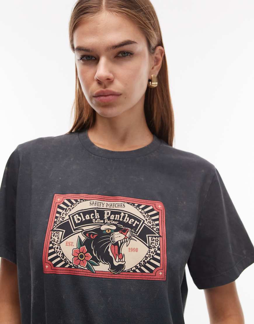 ASOS DESIGN - Regular-Fit-T-Shirt in verwaschenem Anthrazit mit Tattoostudio-Grafikprint-Schwarz von ASOS DESIGN