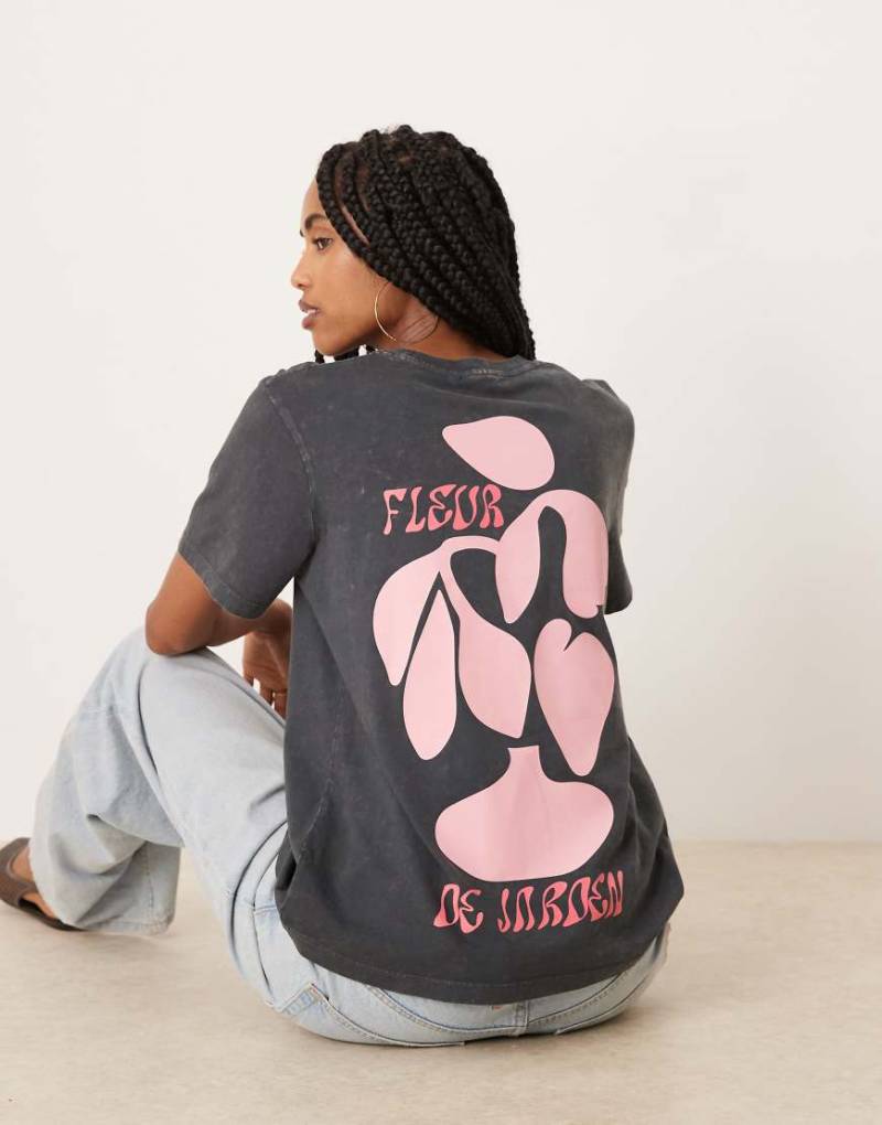 ASOS DESIGN - Regular Fit T-Shirt in verwaschenem Anthrazit mit kunstvoller Blumen-Grafik-Grau von ASOS DESIGN
