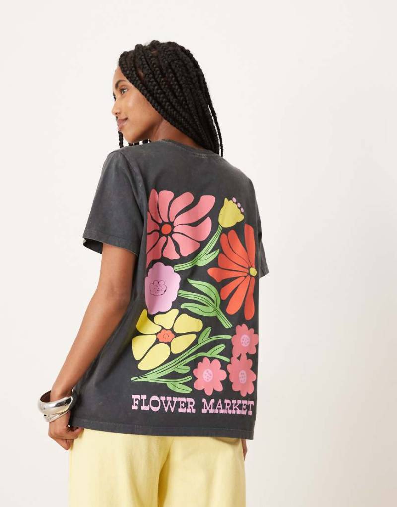 ASOS DESIGN - Regular Fit T-Shirt in verwaschenem Anthrazit mit kunstvoller Blumenmarkt-Grafik-Grau von ASOS DESIGN