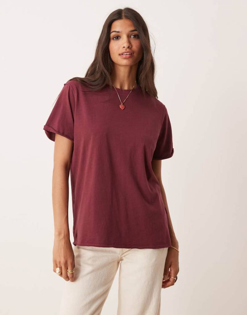 ASOS DESIGN - Regular-Fit-T-Shirt in verwaschenem Kirschrot mit lockerem Schnitt und ungesäumten Kanten von ASOS DESIGN
