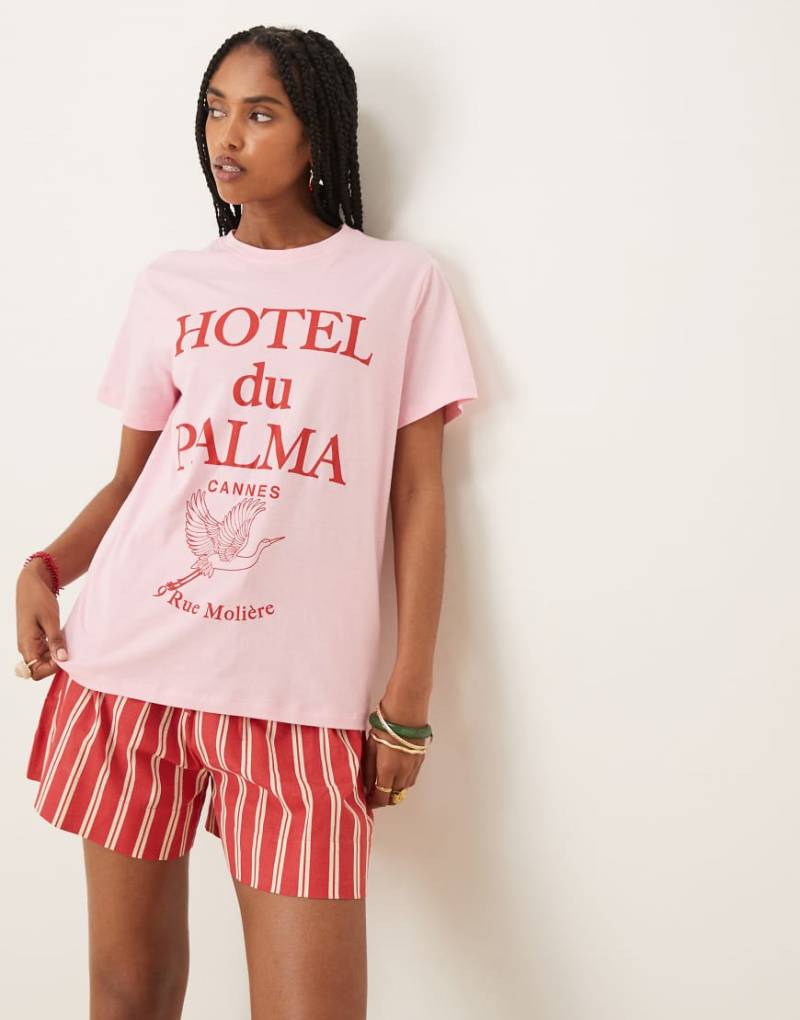 ASOS DESIGN - Regular Fit T-Shirt mit „Palma"-Print in Rosa von ASOS DESIGN