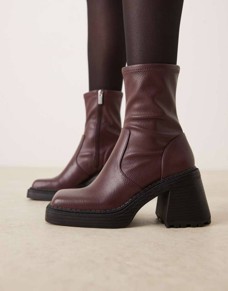 ASOS DESIGN - Reign - Plateau-Stiefel in Burgunderrot mit eckiger Zehenpartie und mittelhohem Absatz von ASOS DESIGN