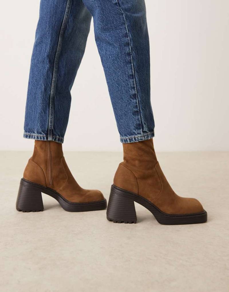 ASOS DESIGN - Reign - Plateaustiefel aus Wildlederimitat in Mokka mit quadratischer Zehenpartie und mittelhohem Absatz-Brown von ASOS DESIGN
