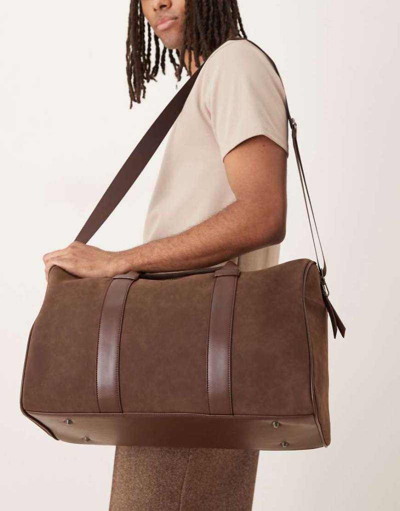 ASOS DESIGN - Reisetasche aus Wildleder in Braun-Brown von ASOS DESIGN