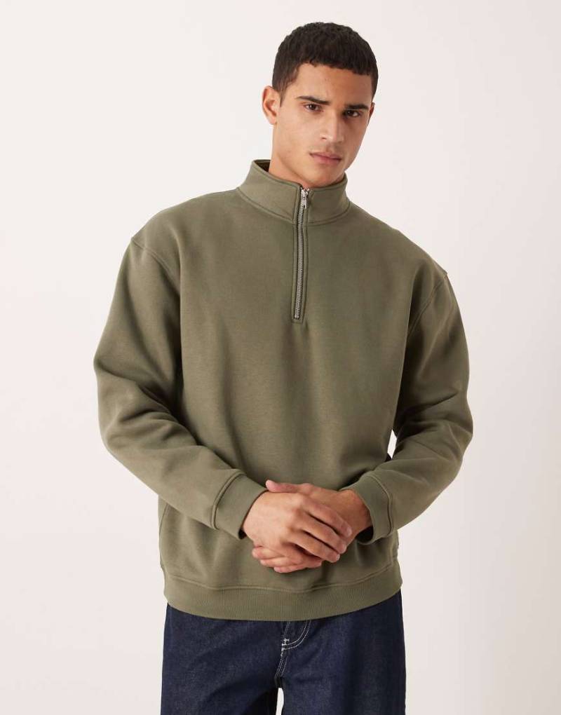 ASOS DESIGN - Relaxed Fit Basic-Sweatshirt in Grün mit kurzem Reißverschluss von ASOS DESIGN