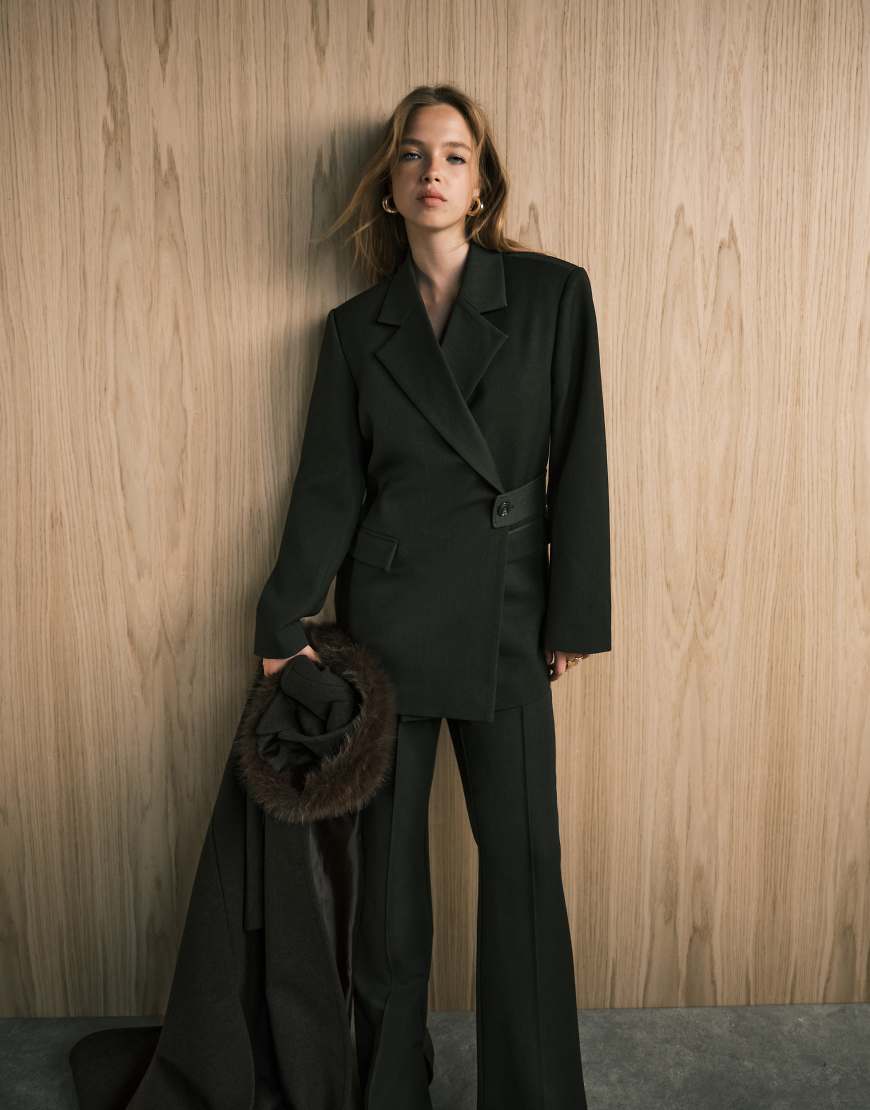 ASOS DESIGN - Relaxed-Fit-Blazer in Olivgrün mit Gürtel-Detail von ASOS DESIGN